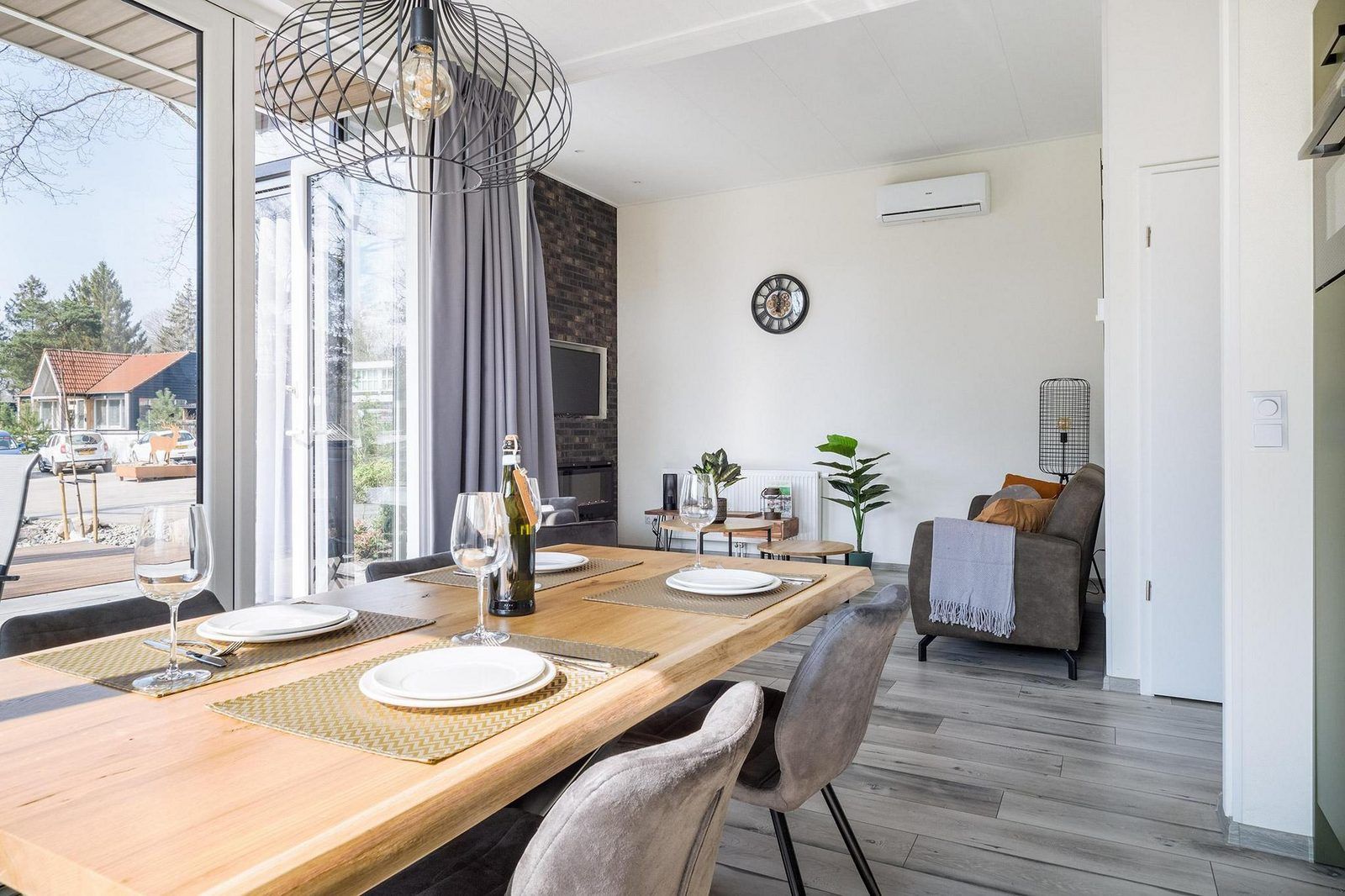 Stylish dining room in Vakantiewoning Hertenhoeve comfort in Hoenderloo, Veluwe. Ideal for cozy meals.