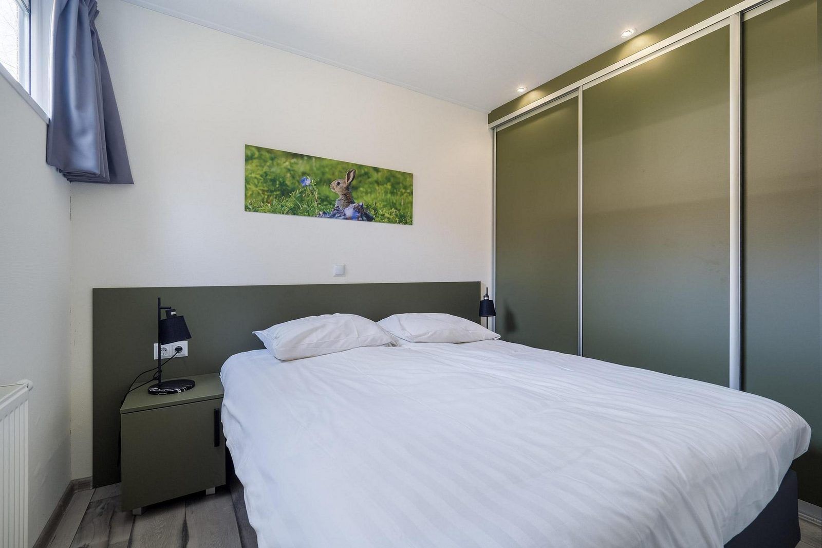 Bedroom in Holiday home Deerhoeve comfort in Hoenderloo, Veluwe. Comfortable bed with modern furnishings.