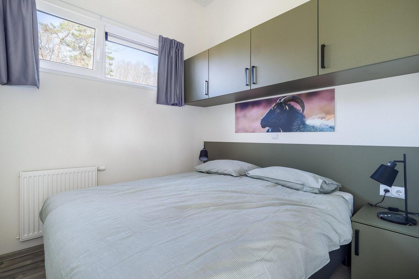 Second bedroom in Holiday home Deerhoeve comfort in Hoenderloo, Veluwe. Cozy atmosphere and lots of storage space.