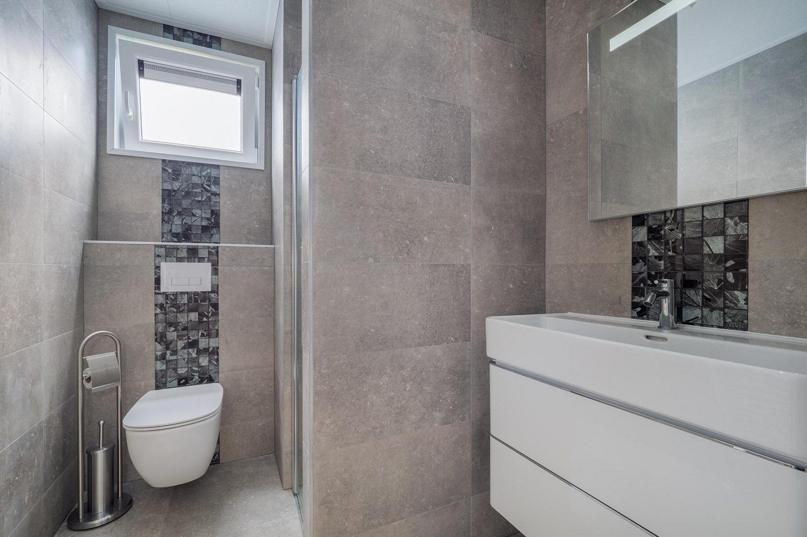 Bathroom in Vakantiewoning Hertenhoeve comfort in Hoenderloo, Veluwe. Modern facilities and sleek finish.