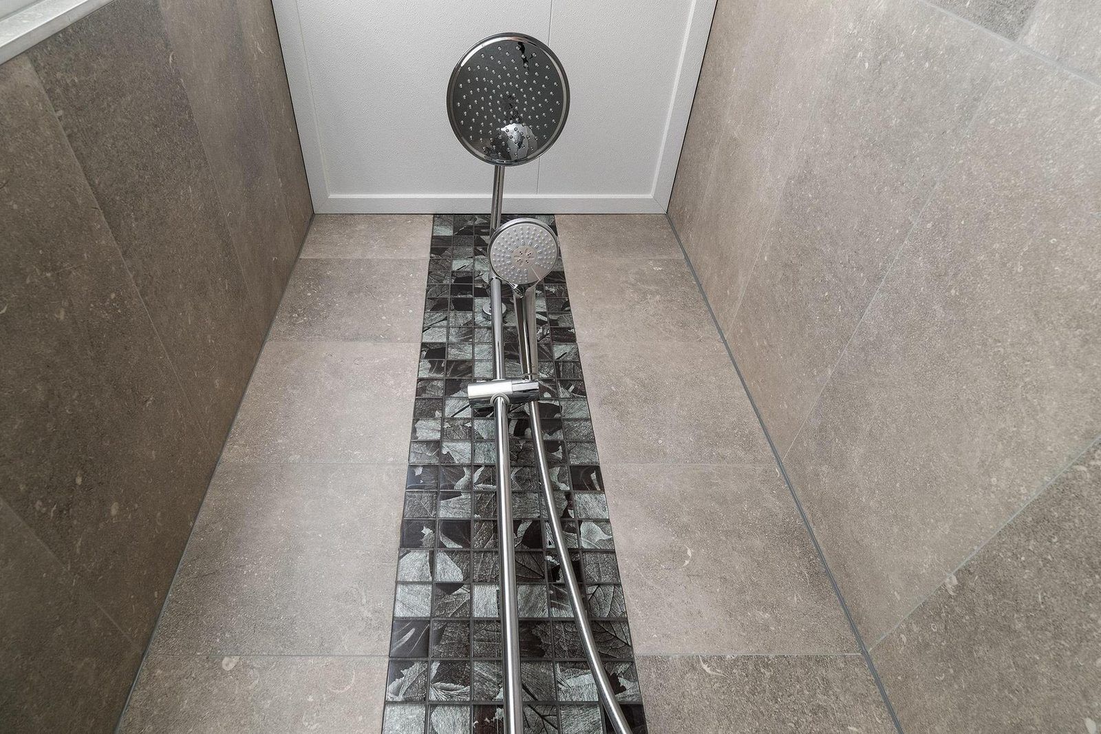 Shower in Vakantiewoning Hertenhoeve comfort in Hoenderloo, Veluwe. Luxurious finishing and comfortable space.