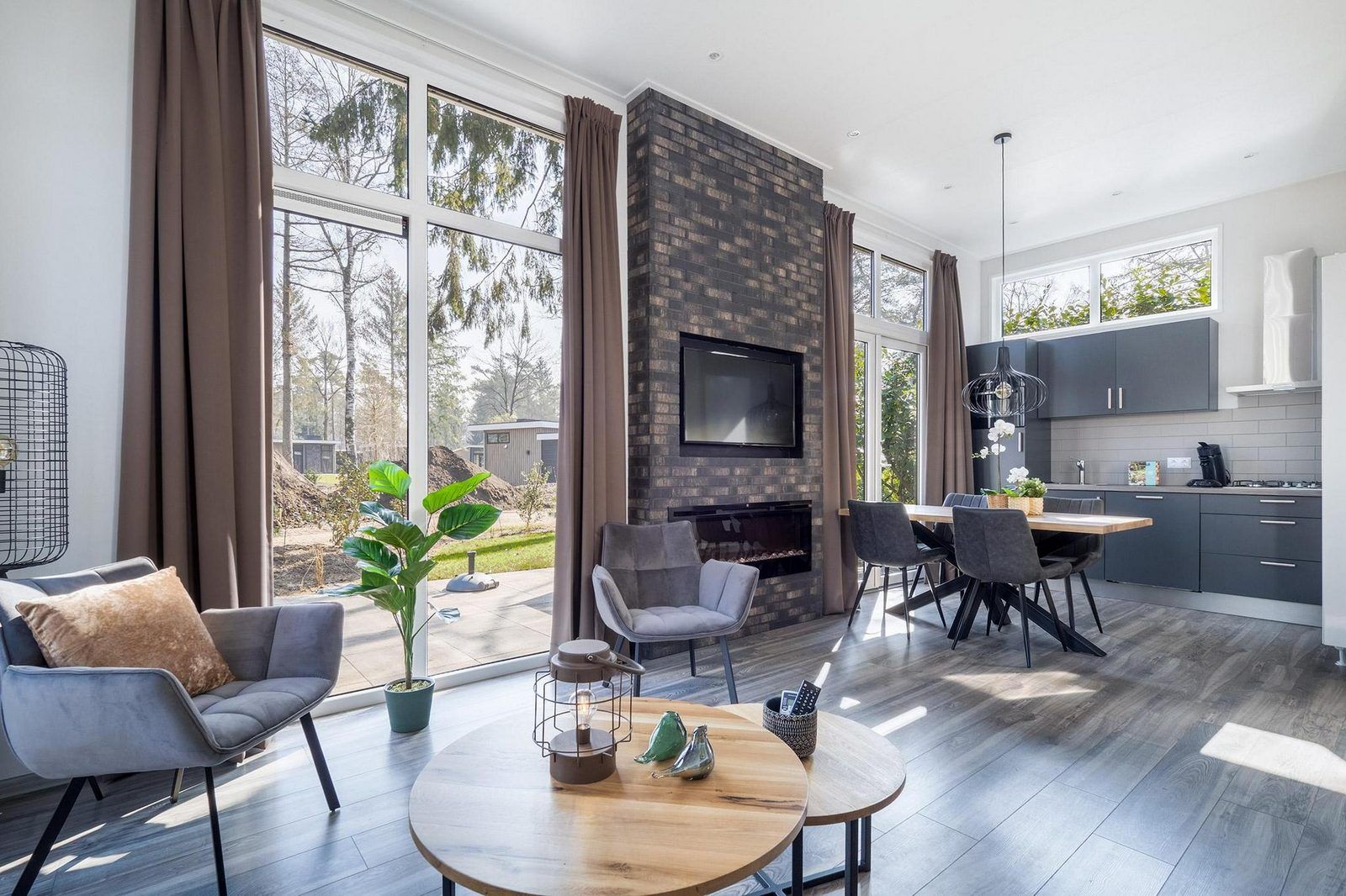 Bright living room with open kitchen in Holiday home Deerhoeve comfort in Hoenderloo, Veluwe. Ideal for family stay.