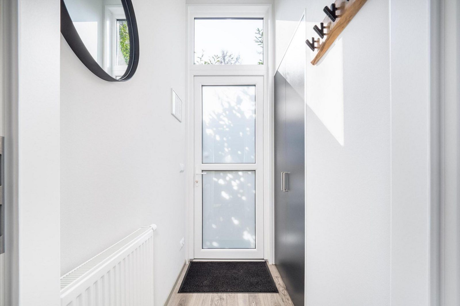 Entrance to Holiday home Deerhoeve comfort in Hoenderloo, Veluwe. Modern and inviting entrance.