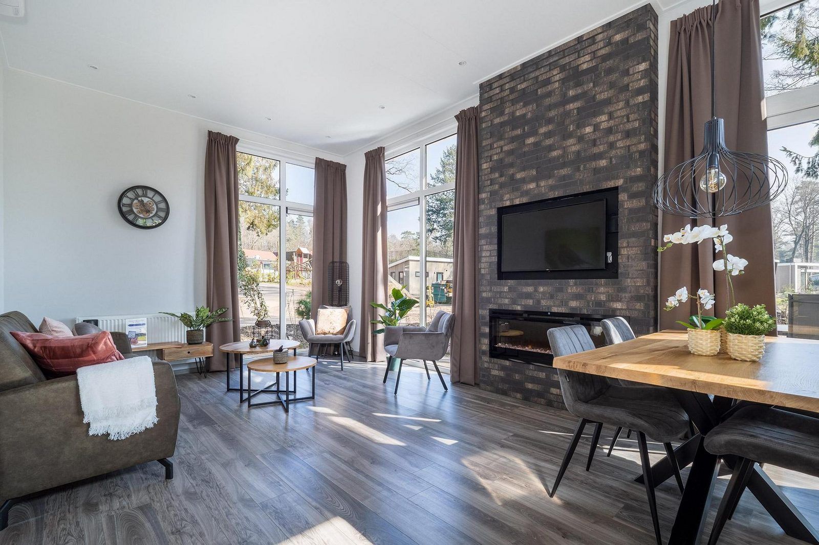 Stylish living room in Vakantiewoning Hertenhoeve comfort in Hoenderloo, Veluwe. Perfect for relaxation and coziness.