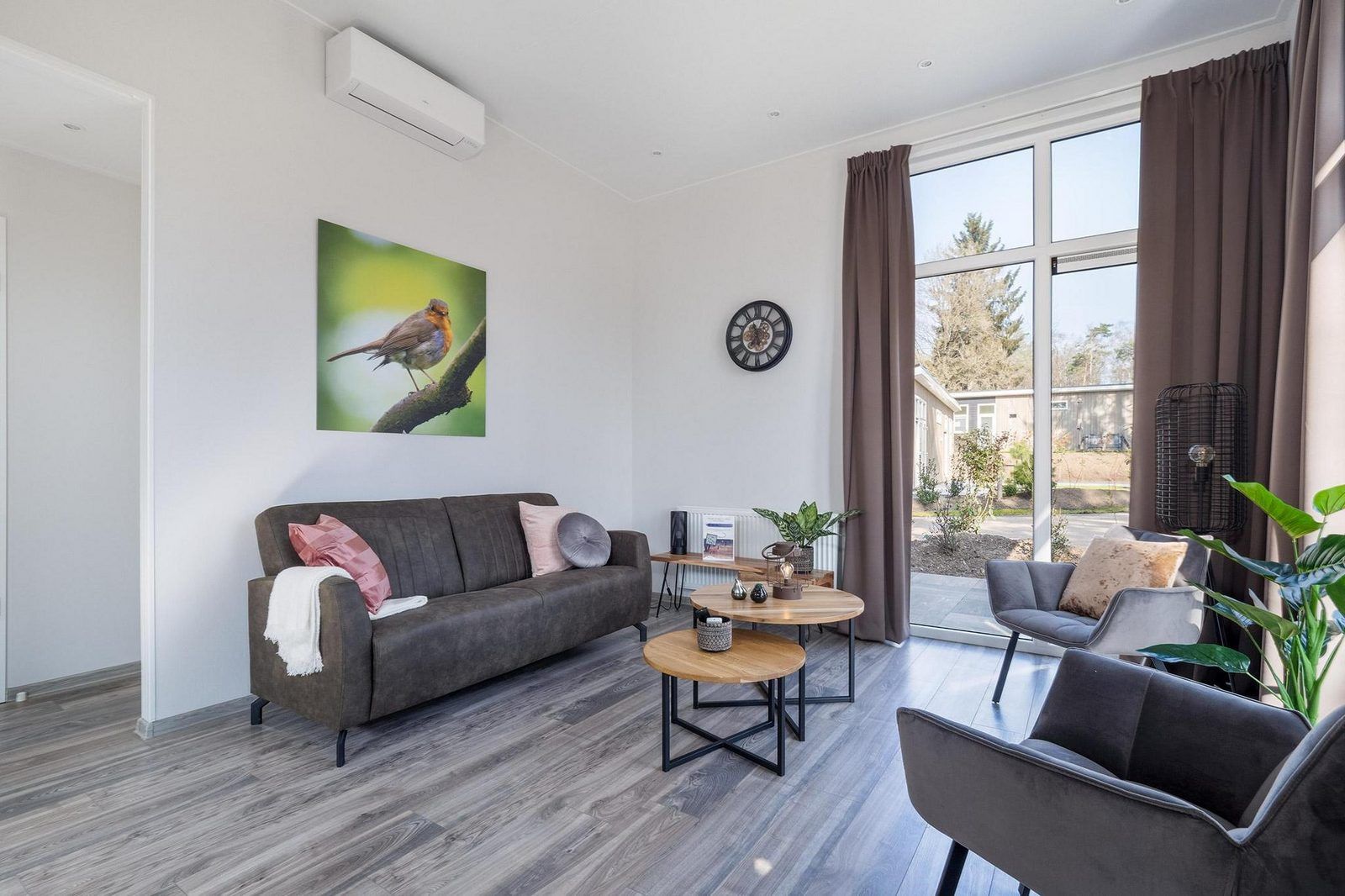 Cozy sitting area in Vakantiewoning Hertenhoeve comfort in Hoenderloo, Veluwe. Modern decor with lots of light.