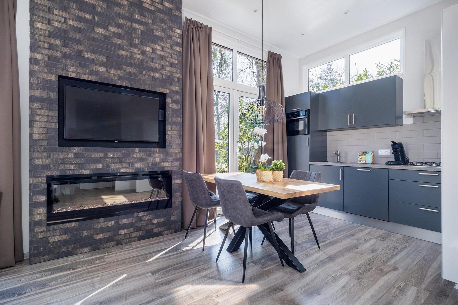 Modern dining room in Vakantiewoning Hertenhoeve comfort in Hoenderloo, Veluwe. Cozy atmosphere and lots of natural light.
