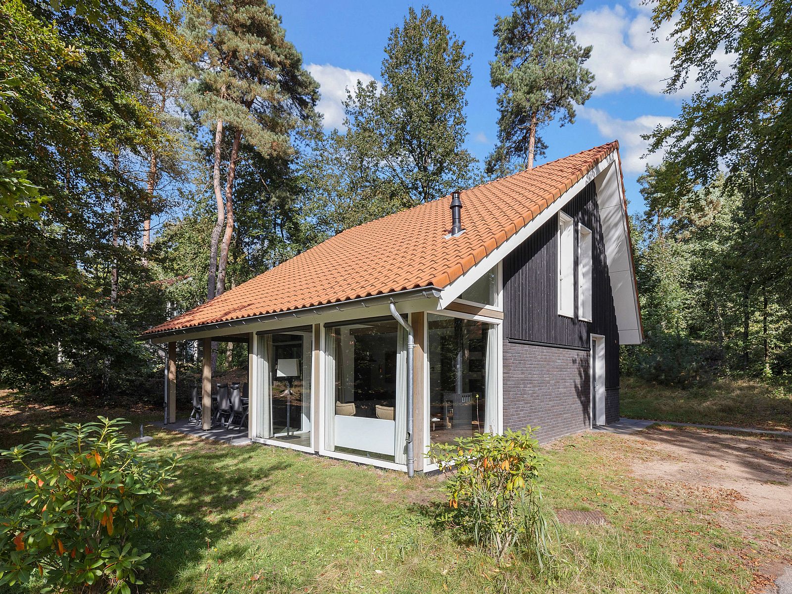 Cozy sitting area in Miggelenberg bungalow, Hoenderloo, Veluwe, Gelderland with modern decor.