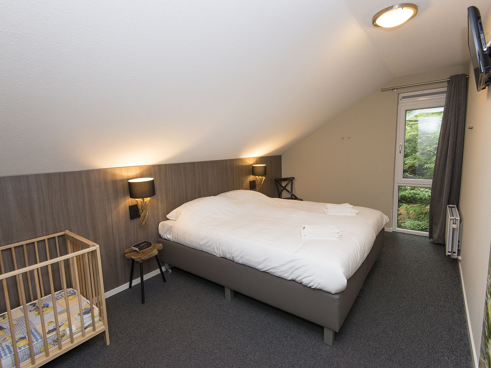 Stylish bathroom in Miggelenberg bungalow, Hoenderloo, Veluwe, Gelderland with glass shower.