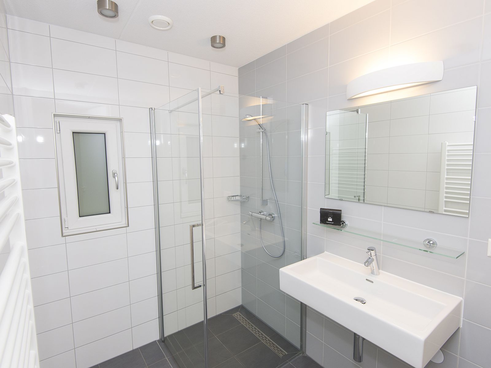 Cozy sitting area with wine in Miggelenberg bungalow, Hoenderloo, Veluwe, Gelderland.