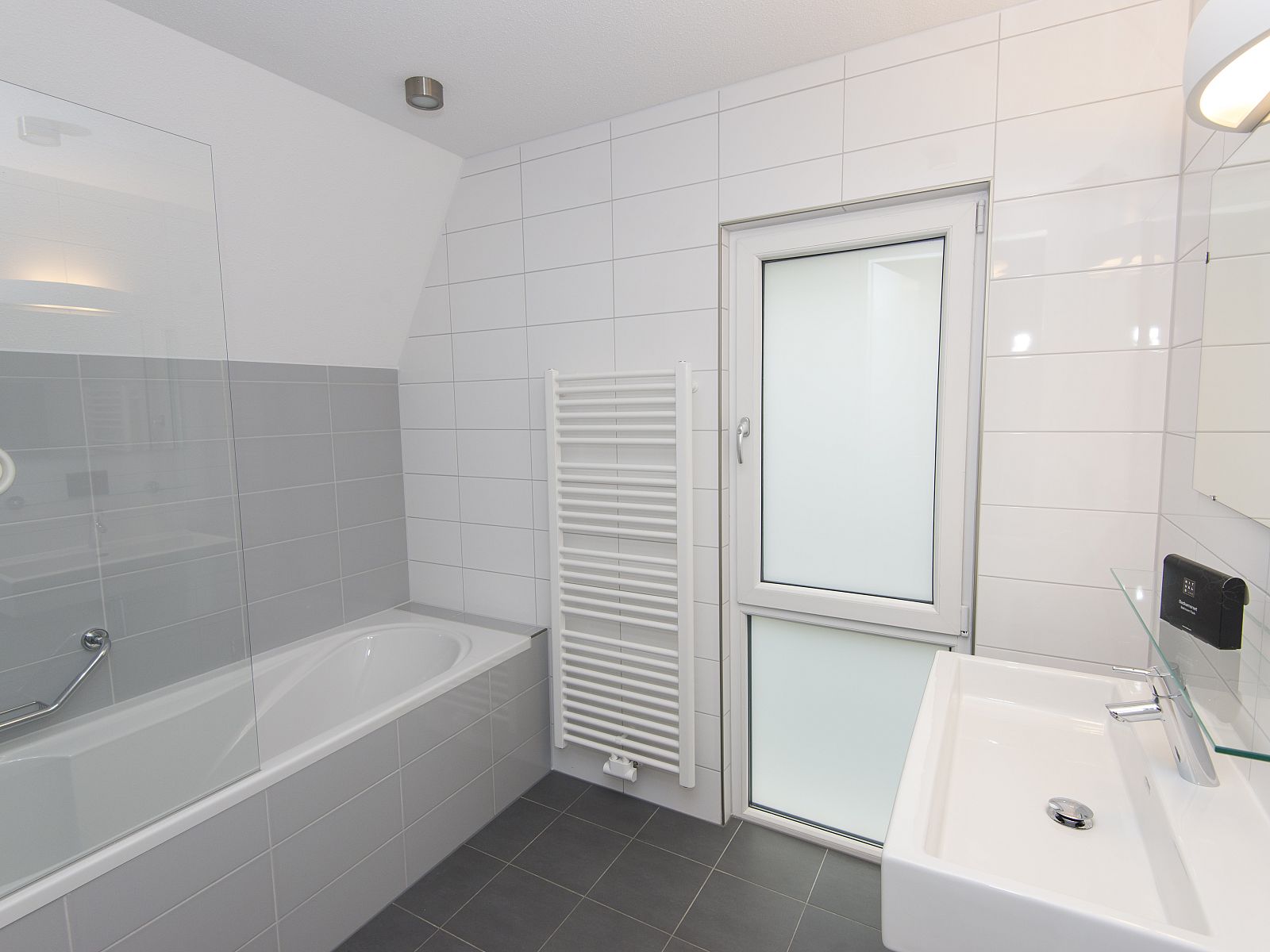 Bathroom with bathtub in Miggelenberg bungalow, Hoenderloo, Veluwe, Gelderland.
