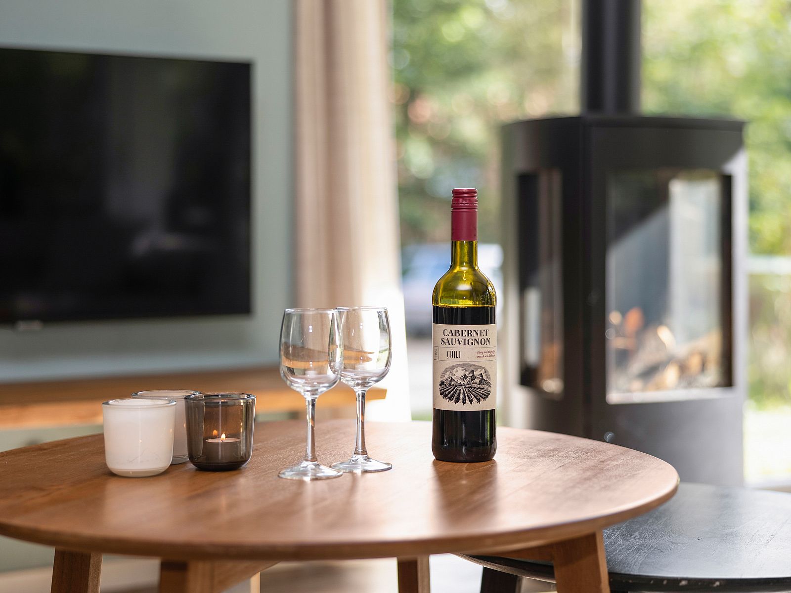 Terrace of Miggelenberg bungalow, Hoenderloo, Veluwe, Gelderland with garden table and chairs.