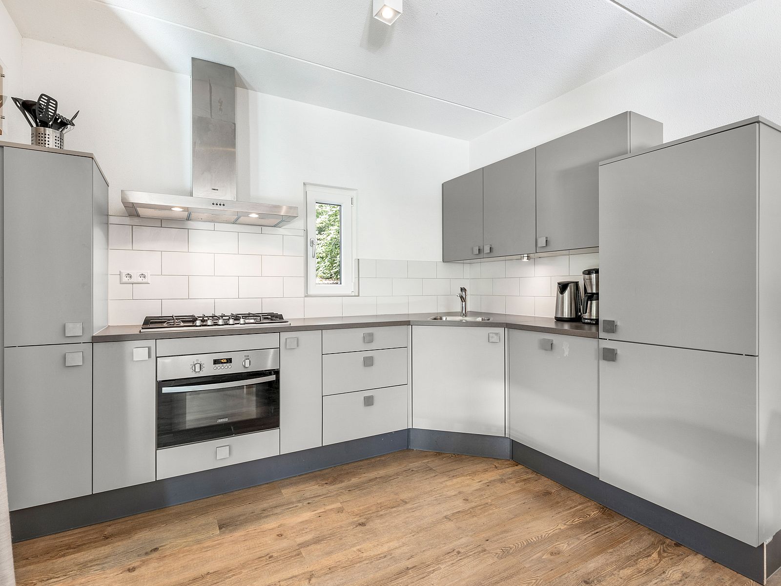 Shower cabin in Miggelenberg bungalow, Hoenderloo, Veluwe, Gelderland with modern finish.