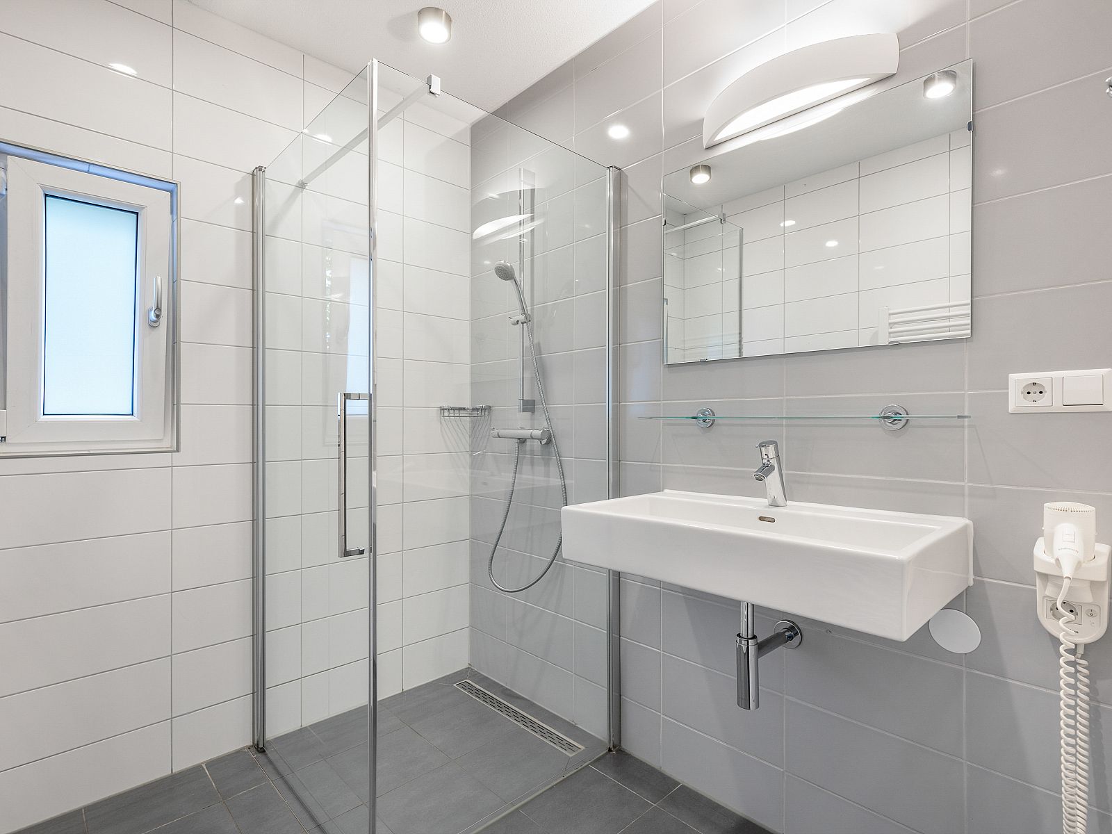 Two bedrooms in Miggelenberg bungalow, Hoenderloo, Veluwe, Gelderland with connecting door.