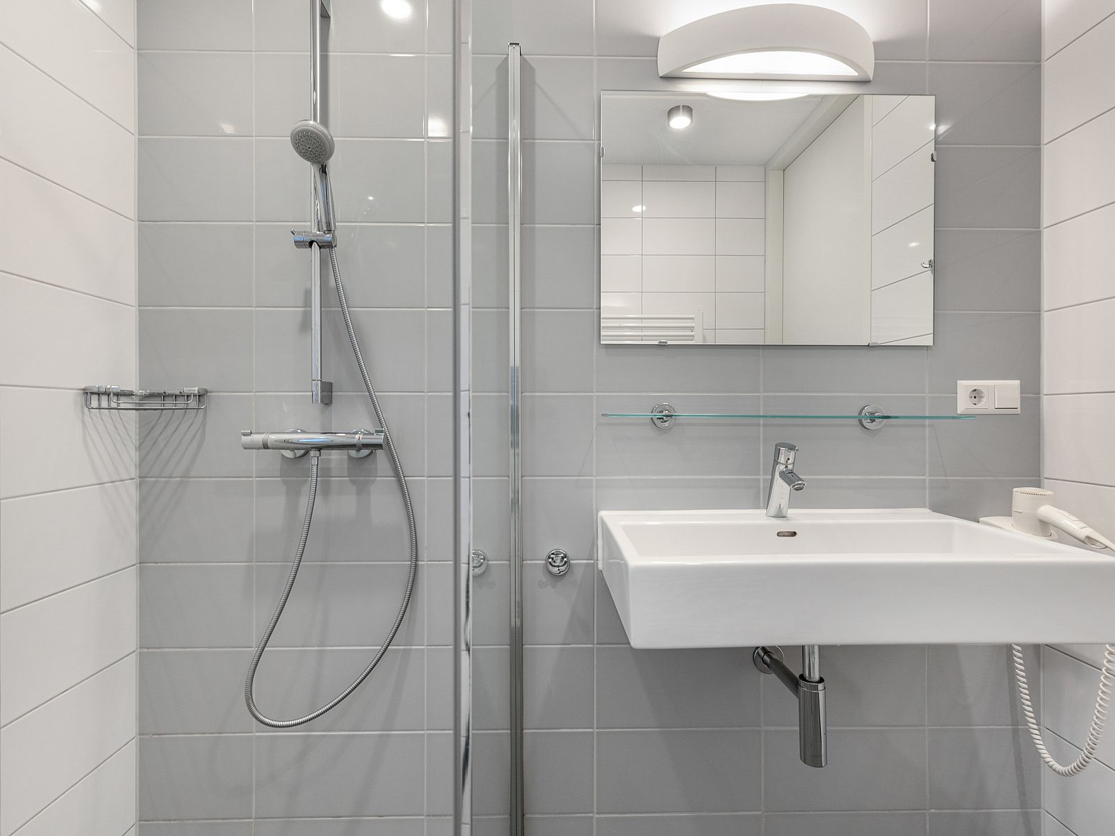 Bedroom with view in Miggelenberg bungalow, Hoenderloo, Veluwe, Gelderland.