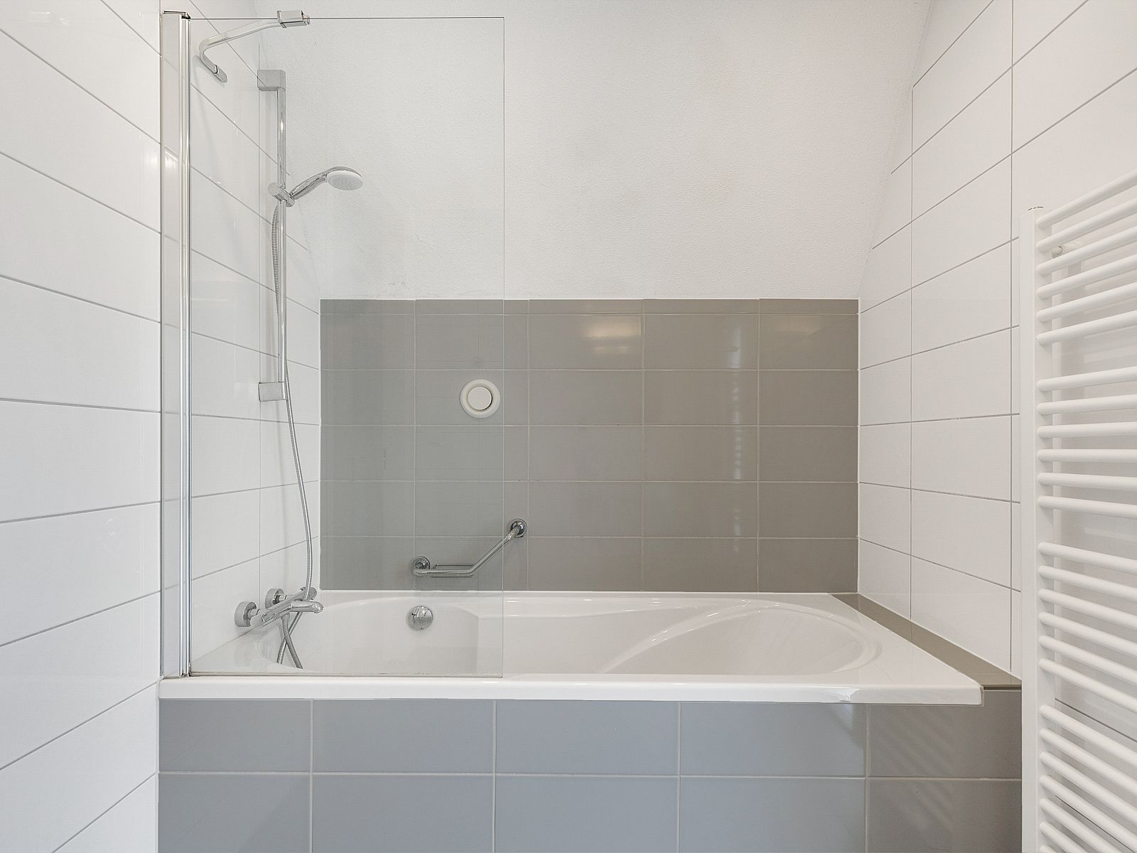 Luxury bathroom with bathtub in Miggelenberg bungalow, Hoenderloo, Veluwe, Gelderland.