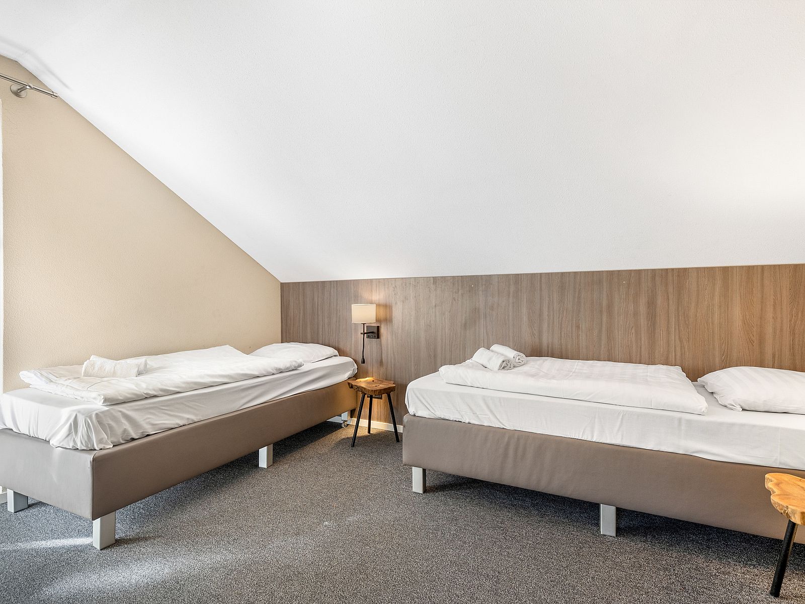 Bath with shower in Miggelenberg bungalow, Hoenderloo, Veluwe, Gelderland.