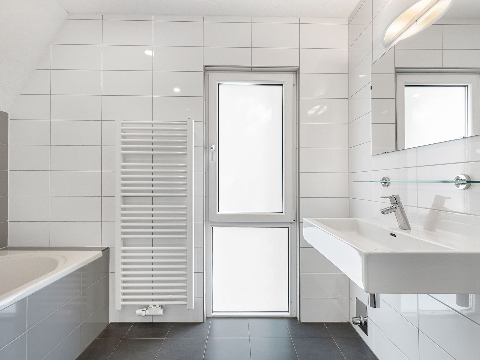 Bedroom with two single beds in Miggelenberg bungalow, Hoenderloo, Veluwe, Gelderland.