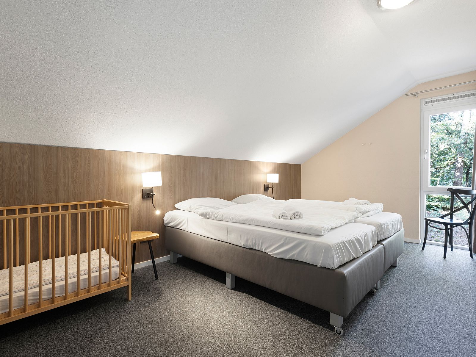 Exterior of Miggelenberg 8-person bungalow in Hoenderloo, Veluwe, Gelderland.