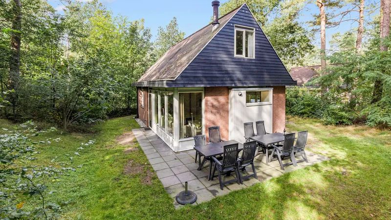 Miggelenberg 8-persoons bungalow 8C in Hoenderloo, Veluwe met zonnig terras omgeven door natuur.