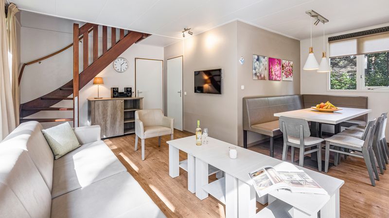 Gezellige woonkamer in Miggelenberg 8-persoons bungalow 8C, Hoenderloo, Veluwe met moderne inrichting.