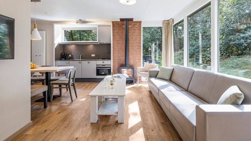 Open keuken en ruime zithoek in Miggelenberg 8-persoons bungalow 8C, Hoenderloo, Veluwe.