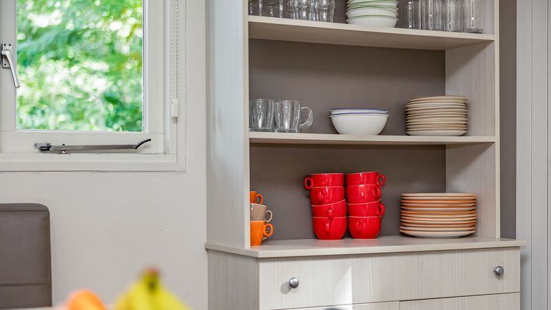 Keukenkast met servies in Miggelenberg 8-persoons bungalow 8C, Hoenderloo, Veluwe.