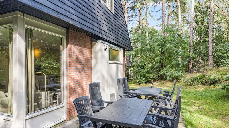 Terras met stoelen in de natuur bij Miggelenberg 8-persoons bungalow 8C, Hoenderloo, Veluwe.
