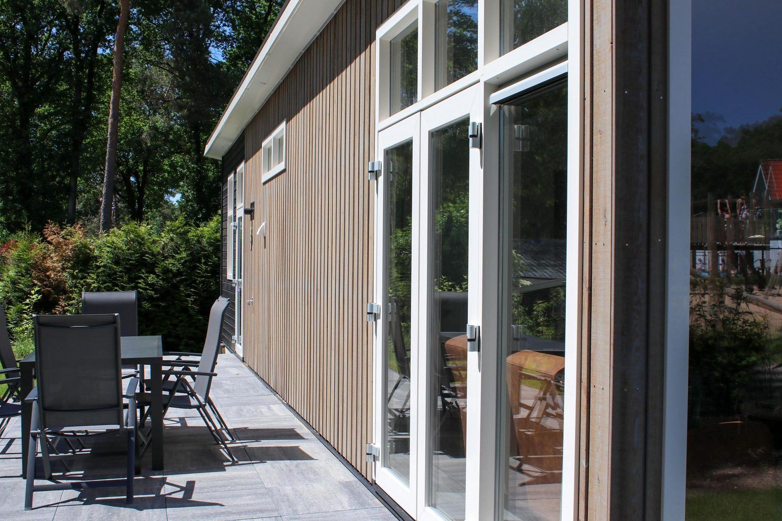 Terrace at Holiday home Heidehoeve comfort in Hoenderloo, ideal for outdoor dining on the Veluwe, Gelderland.