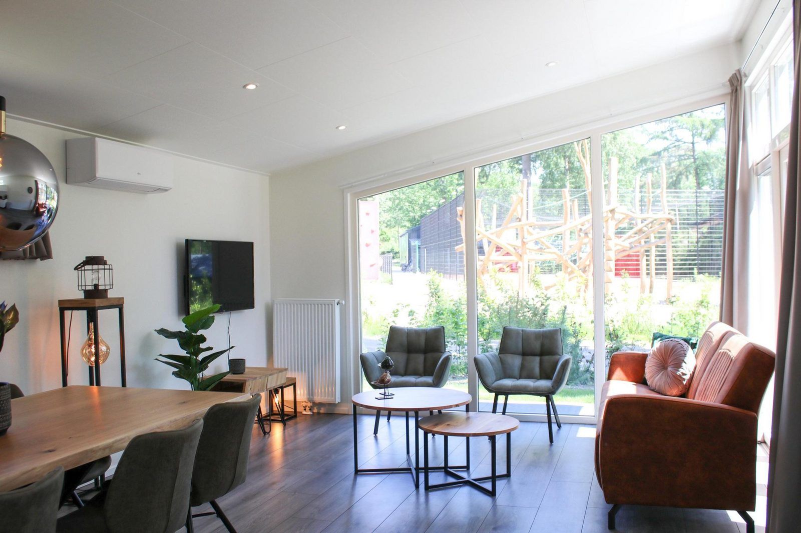 Bright living room in Vakantiewoning Heidehoeve comfort with views of nature in Hoenderloo, Veluwe.