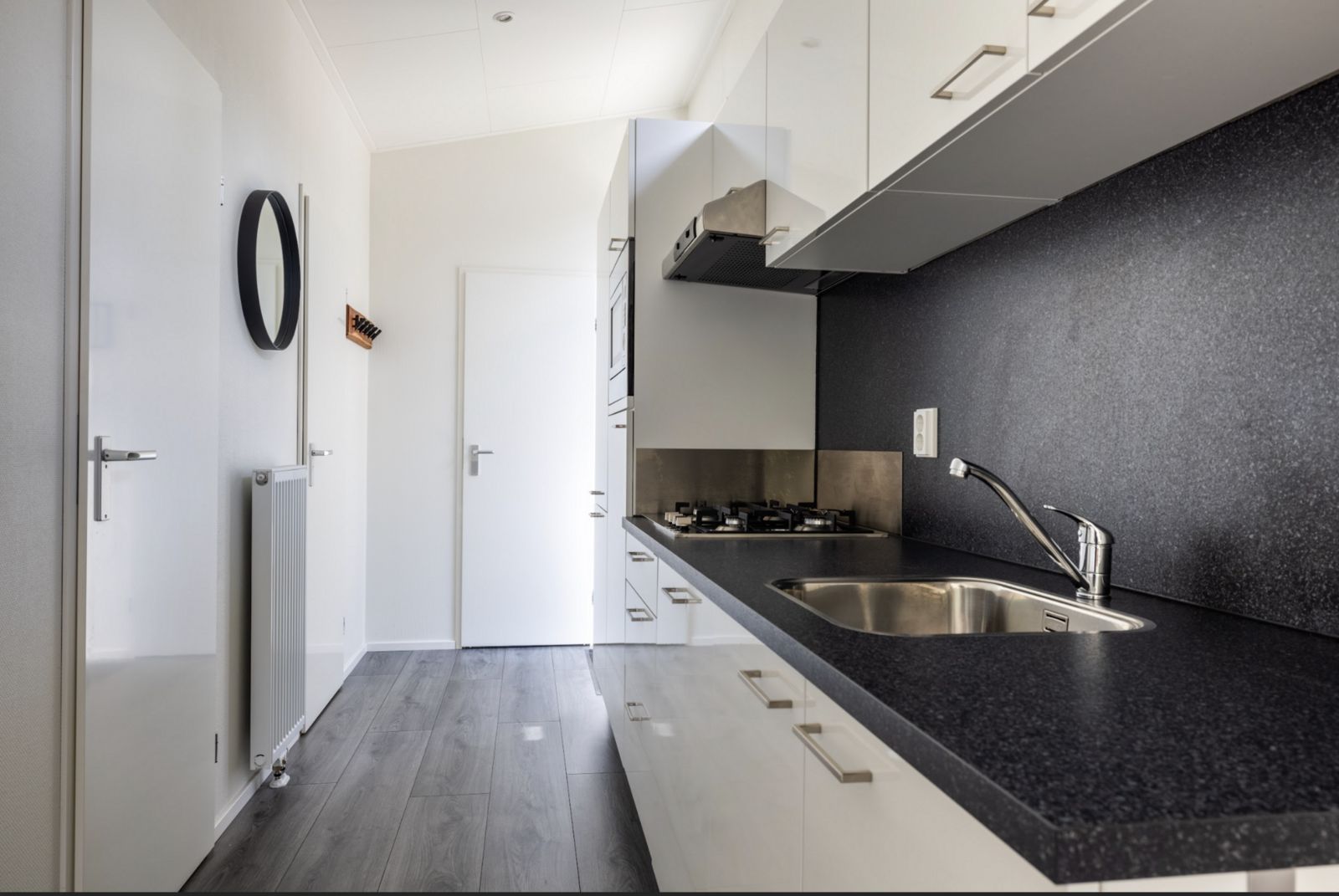 Functional kitchen in Vakantiewoning Heidehoeve comfort in Hoenderloo, ideal for self-catering on the Veluwe.