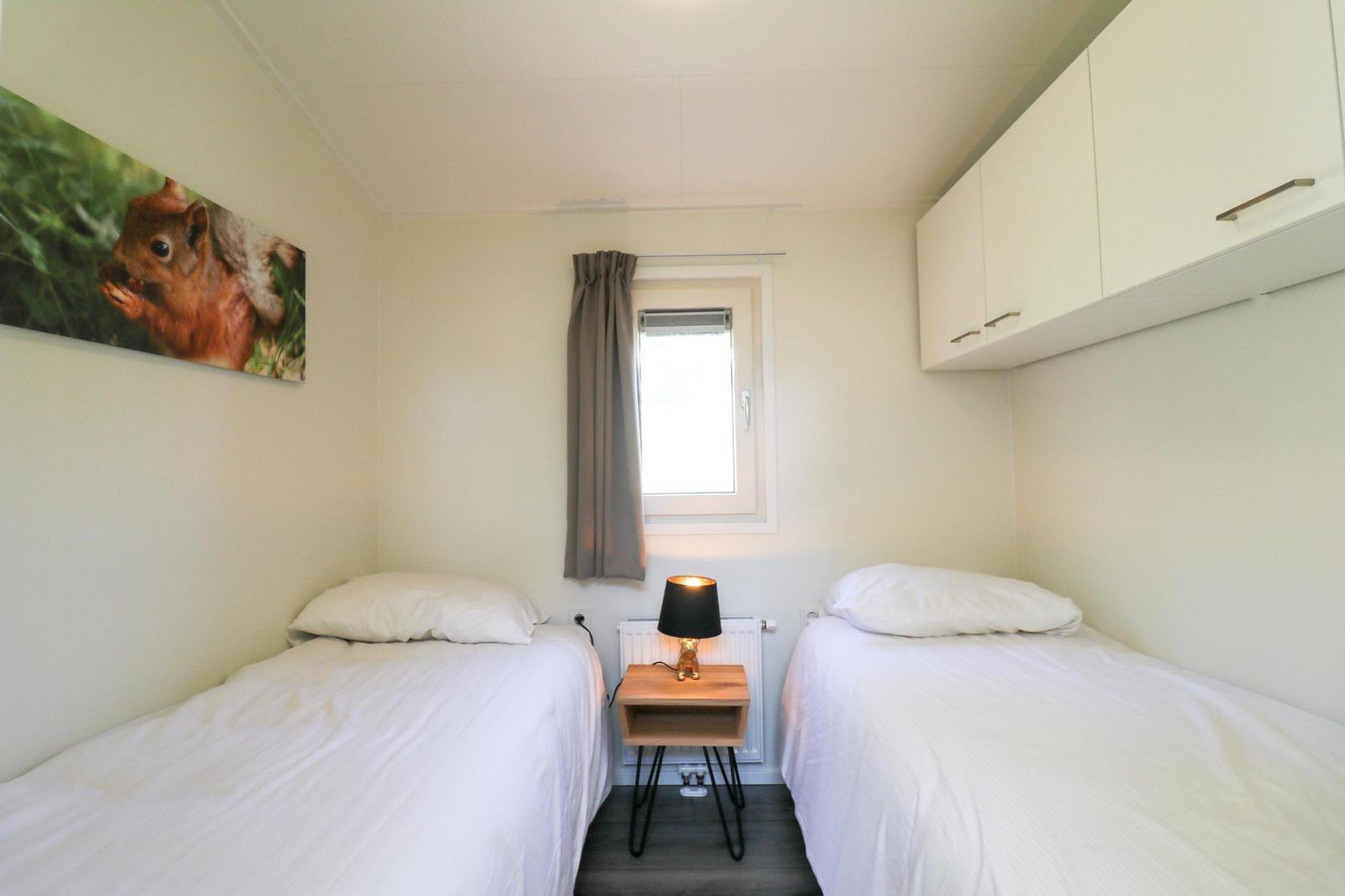 Second bedroom in Holiday home Heidehoeve comfort in Hoenderloo, perfect for children on the Veluwe, Gelderland.