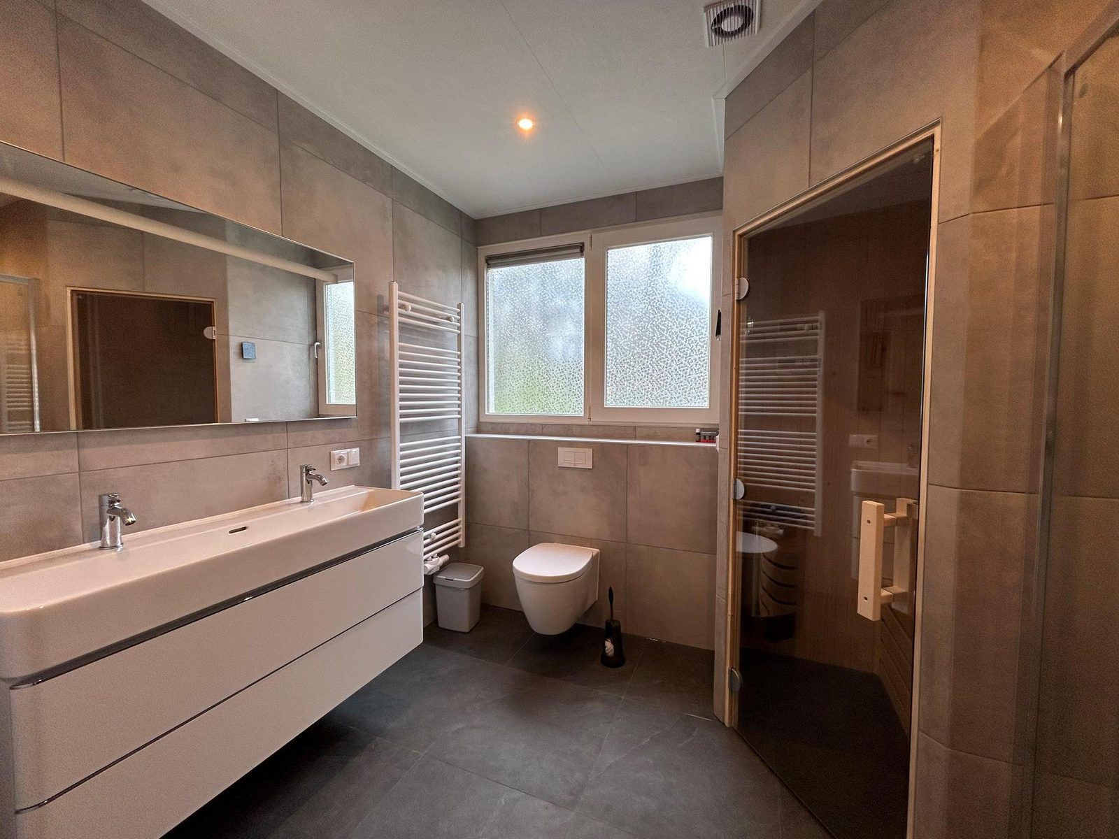 Geniessen Sie die Einrichtungen der Gruppenunterkunft Douglas in Hoenderloo, Veluwe. Ideal fuer Familien und Entspannung in Gelderland.