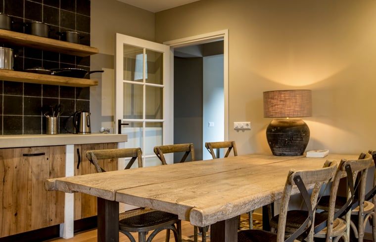 Gezellige eetruimte in Huisje in Hoenderloo, Veluwe, ideaal voor familiediners.