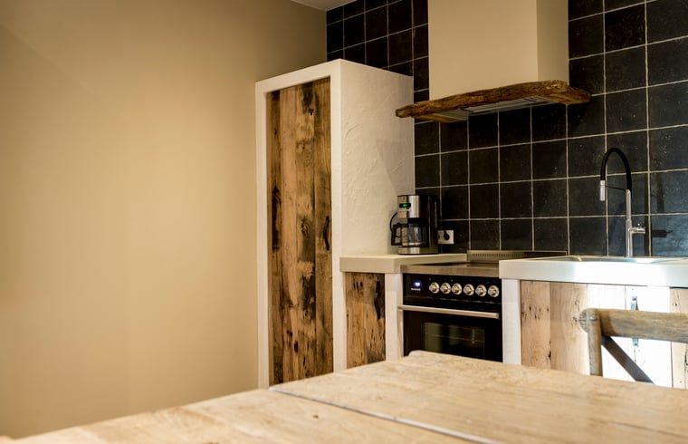 Moderne keuken in Huisje in Hoenderloo, Veluwe, uitgerust met alle gemakken.