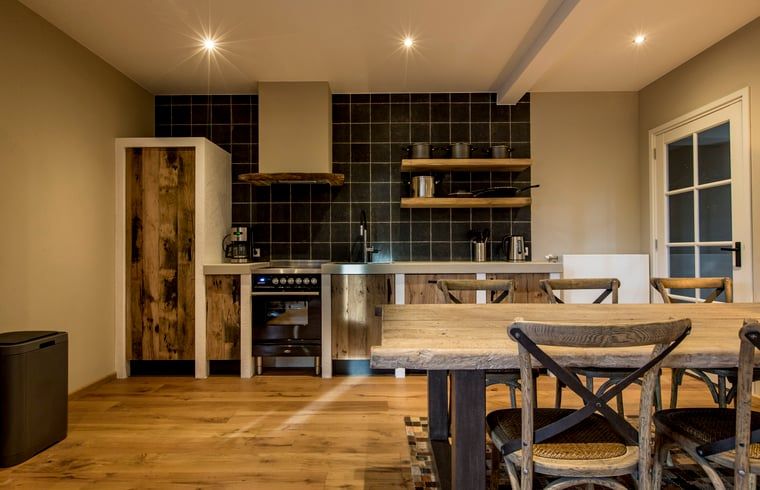 Ruime keuken en eetkamer in Huisje in Hoenderloo, Veluwe, perfect voor kookliefhebbers.