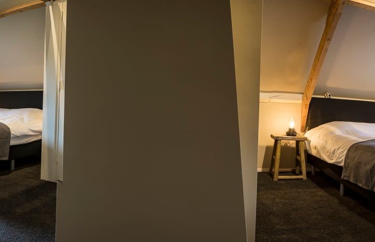 Knusse tweepersoonsslaapkamer in Huisje in Hoenderloo, Veluwe, ideaal voor koppels.