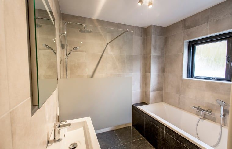 Moderne badkamer in Huisje in Hoenderloo, Veluwe, met luxe douche en bad.