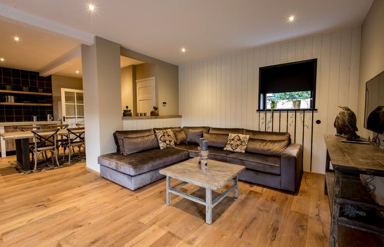 Gezellige zithoek in Huisje in Hoenderloo, Veluwe, perfect voor ontspanning.