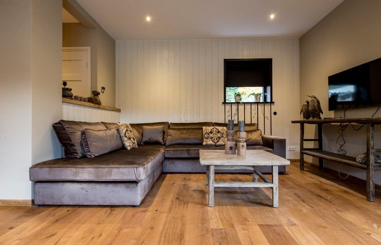 Comfortabele bank in Huisje in Hoenderloo, Veluwe, voor gezellige avonden.