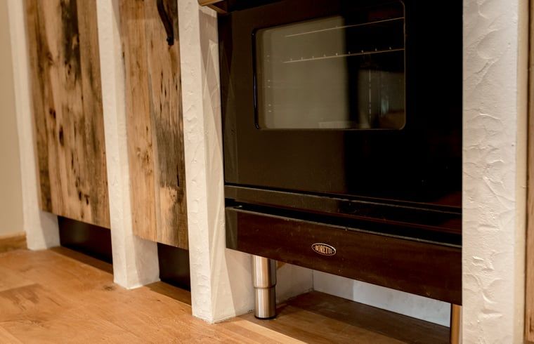 Detail van de oven in de keuken van Huisje in Hoenderloo, Veluwe, voor kookliefhebbers.