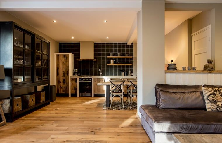 Open keuken en eetruimte in Huisje in Hoenderloo, Veluwe, voor een huiselijke sfeer.