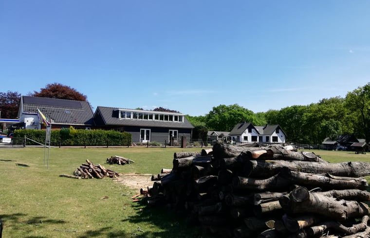 Ferienhaus in Hoenderloo in der Veluwe mit grossem Aussenbereich und gruener Umgebung in Gelderland.