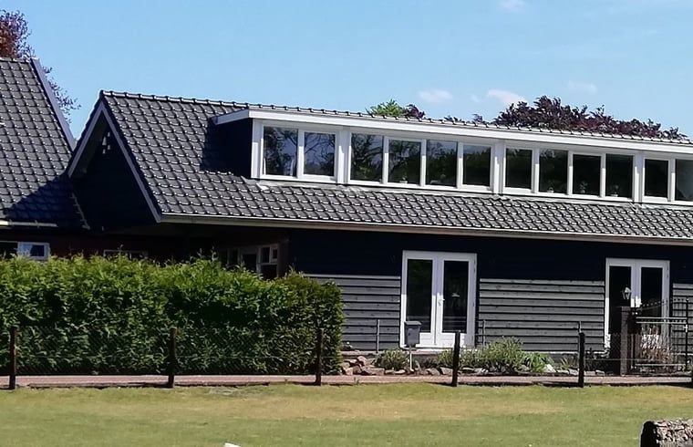 Gemuetliches Aeusseres des Ferienhauses in Hoenderloo, Veluwe, mit moderner Architektur in Gelderland.