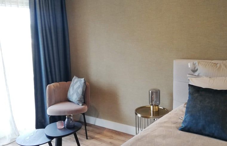 Komfortables Schlafzimmer im Ferienhaus in Hoenderloo, Veluwe, mit eleganten Moebeln und ruhiger Atmosphaere.