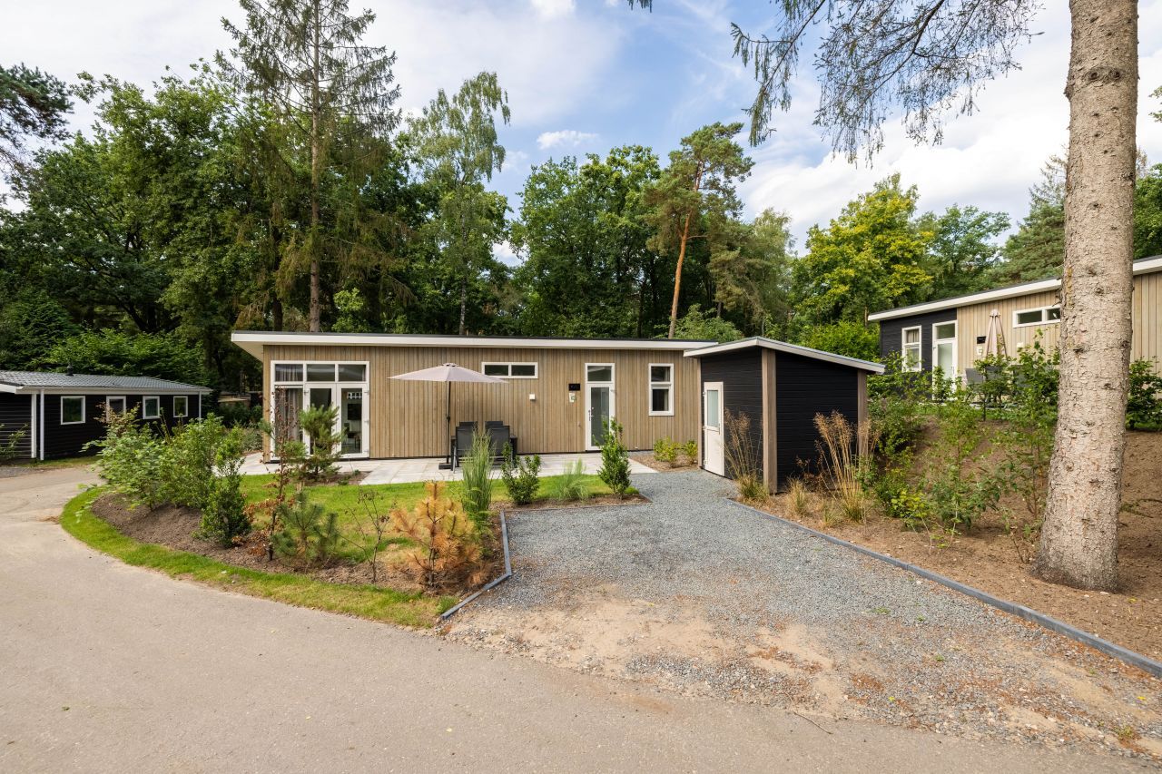 Vacation home in Hoenderloo, Veluwe, Gelderland, with spacious terrace and surrounded by nature.