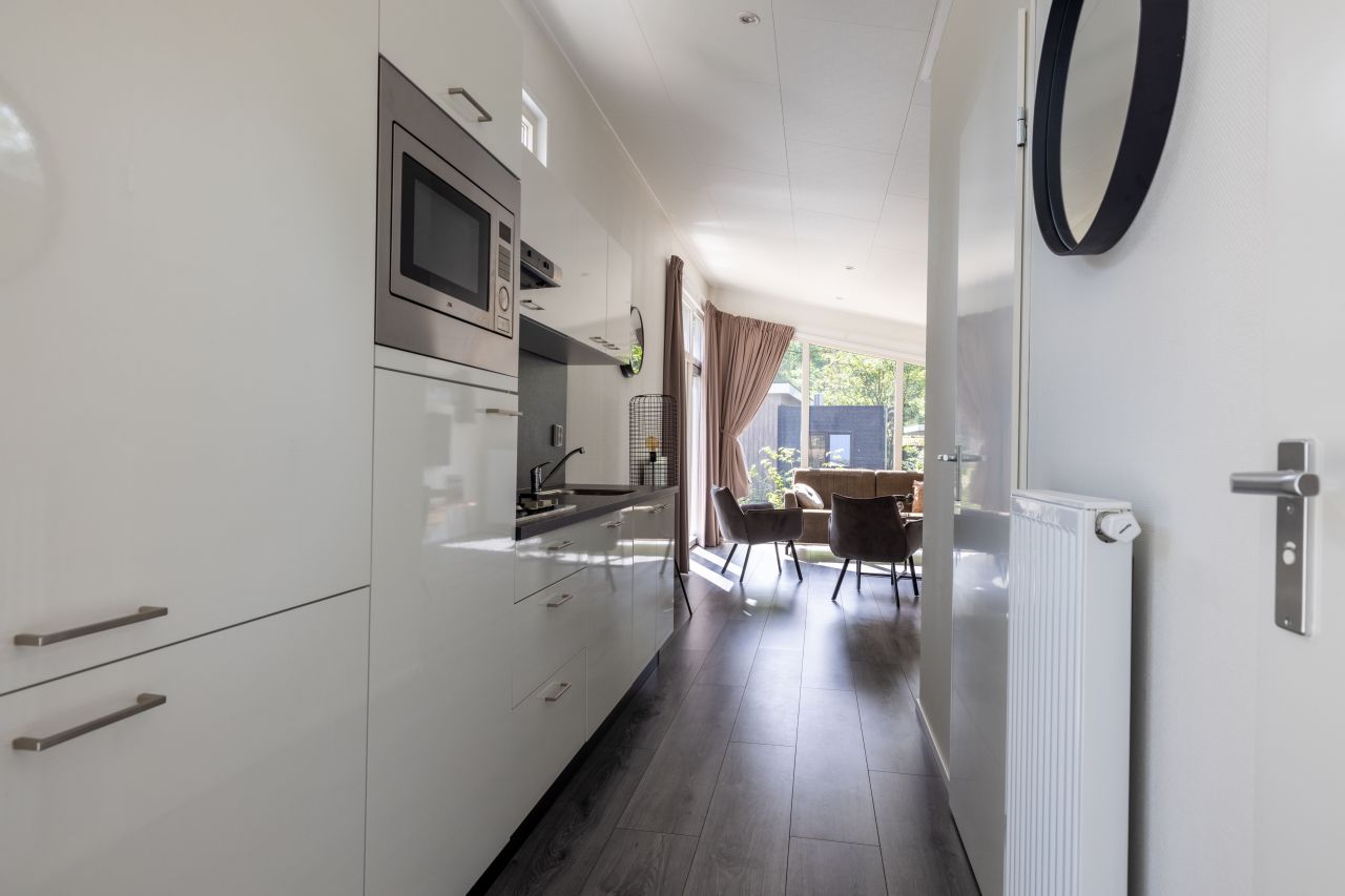 Modern kitchen in vacation home in Hoenderloo, Veluwe, with fully equipped facilities.