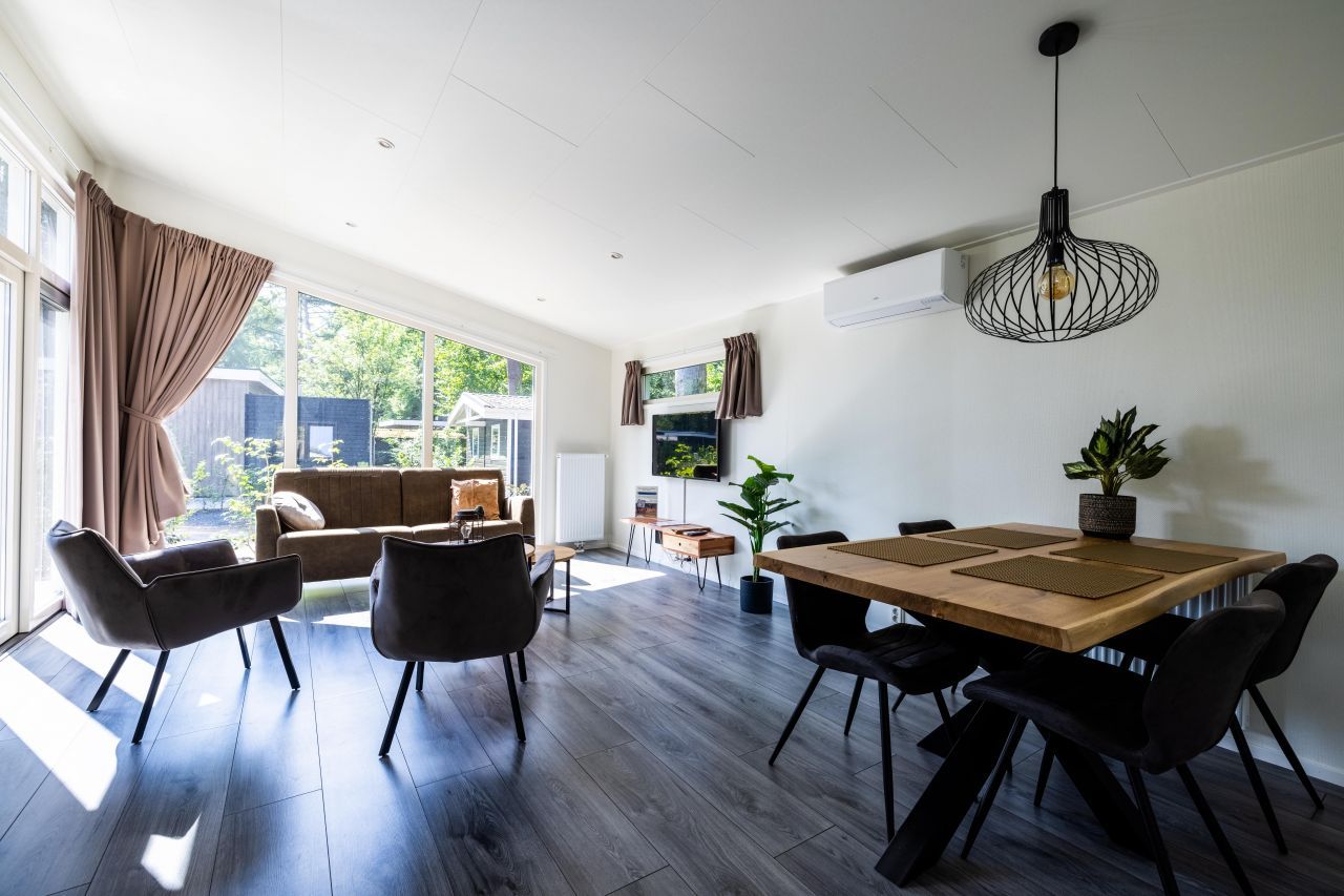 Cozy living room in the vacation home in Hoenderloo, Veluwe, overlooking the garden.