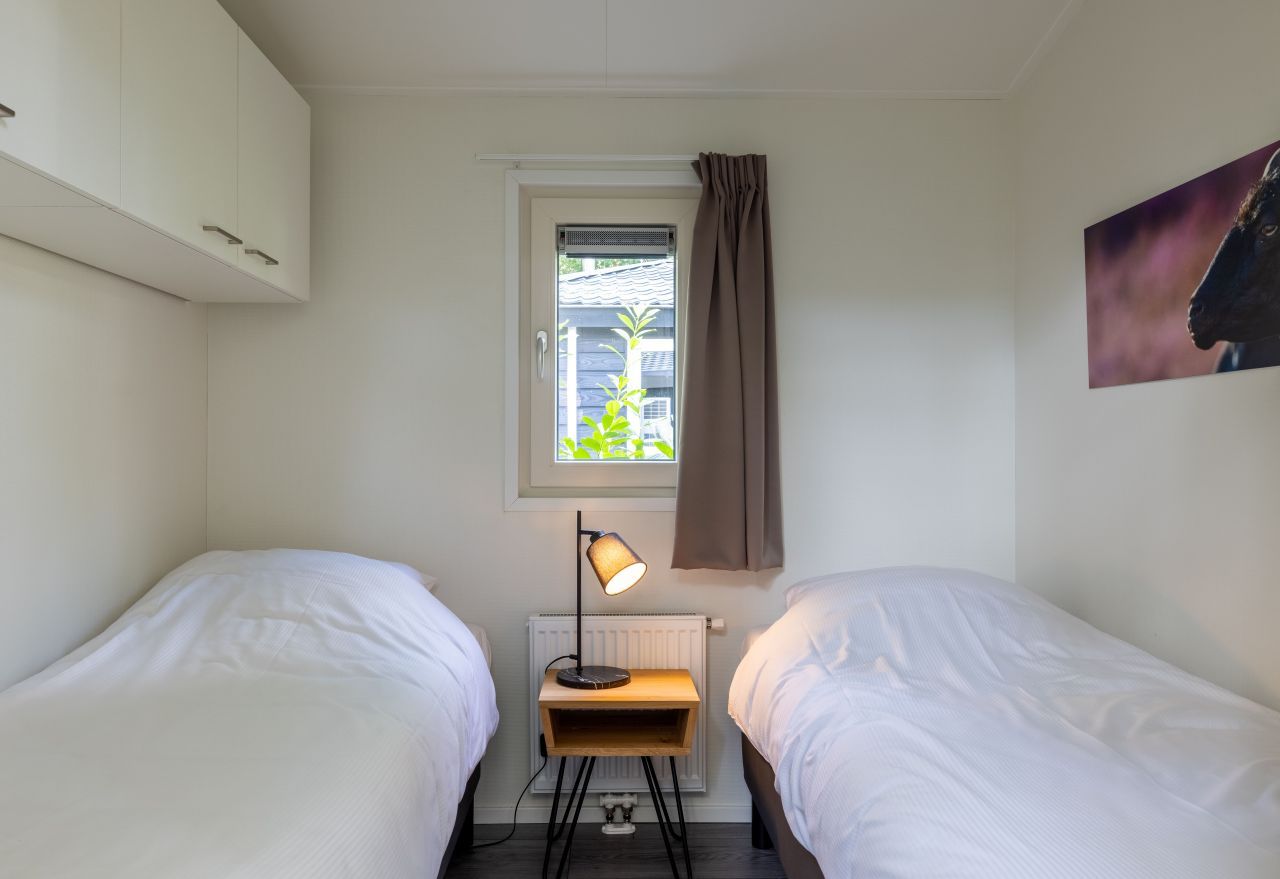 Second bedroom in the detached house in Hoenderloo, Veluwe, with two single beds.