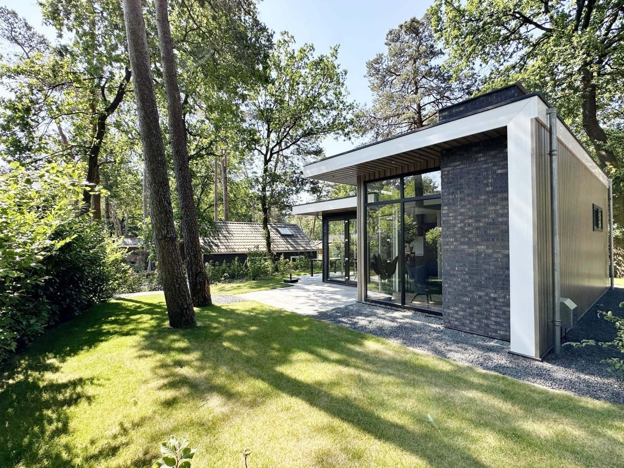 Vakantiehuis in Hoenderloo, Veluwe, Gelderland, met ruime tuin en moderne architectuur.