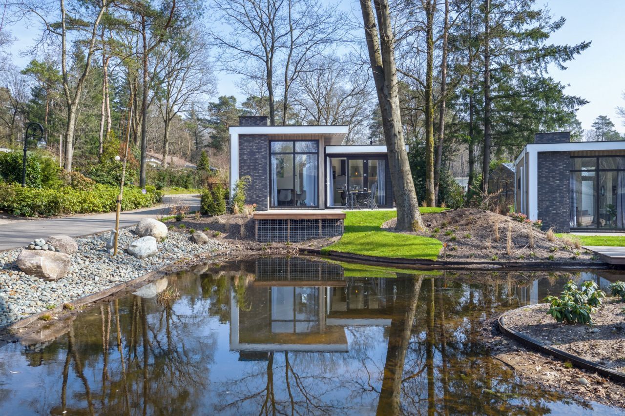 Vrijstaande woning in Hoenderloo, vakantiehuis met uitzicht op een serene vijver, Veluwe, Gelderland.